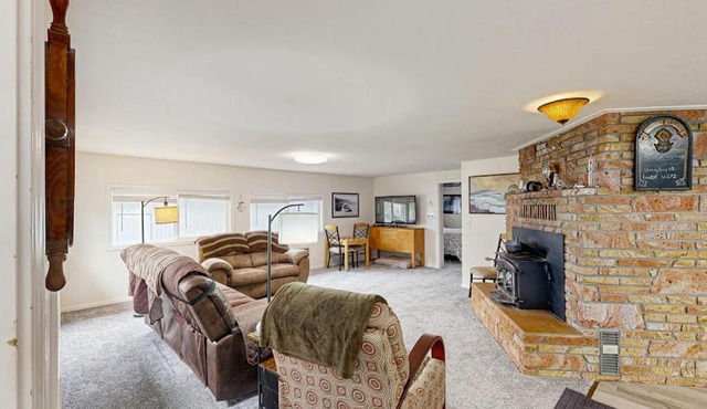 Spacious & comfortable home close to the Habor Sand Dunes beaches & parks in Reedsport