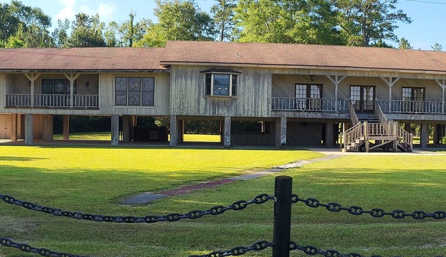 Spacious Cypress Lodge 10 minutes from I-59 exit #29 in Poplarville