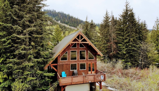 Spacious Luxury View Home: Steps to Hike & Bike, 10pp in Snoqualmie Pass