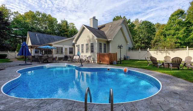 Spacious Retreat mins from Lake George w/heated pool 20 mins to Gore in Warrensburg