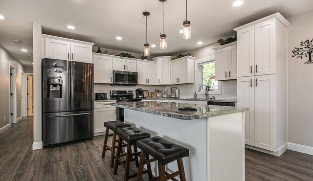 Spacious Updated Home within Minutes to Shopping & Restaurants! in Dubuque
