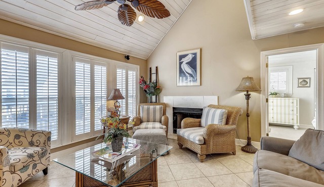 SPC 12 is a 3 BR Villas that sleeps 10 on the lake in Destin