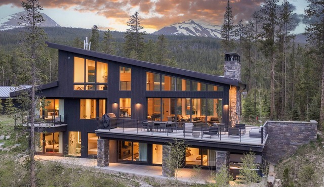 Spectacular Views, Close to town, Mountain Modern elegance and entertaining! in Blue River