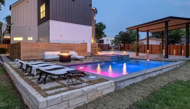 Splash Manor! Heated Pool, Gym, and Shuffleboard Table in Austin