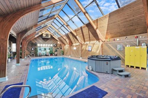 Starved Rock Pool House in Ottawa