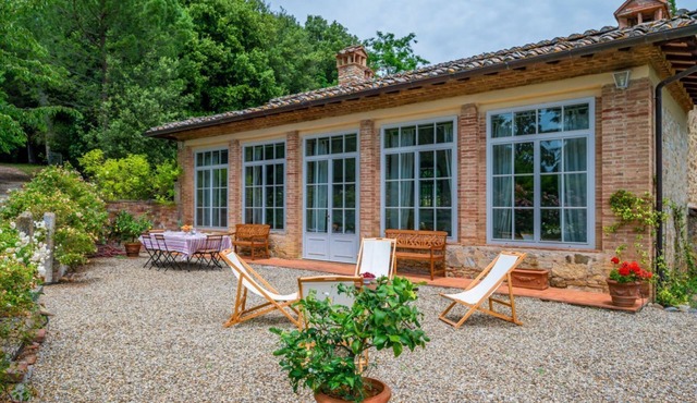 Stunning villa of 200 sqm located on two levels, can accommodate up to 6 people. The property includes a private garden surrounded by olive trees, perfect for relaxing and organizing bike or horse rides in the quiet countryside of Castelnuovo Berardenga. in Castelnuovo Berardenga