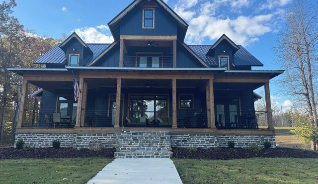 Stunning 4-bedroom house with amazing outdoor space and dock in Double Springs. in Double Springs