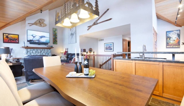 Stunning 4BR Chalet w/Private Hot Tub & Garage! in Whistler