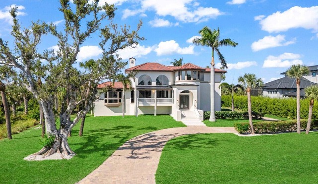 Stunning 5BR Sanibel Island Paradise - Steps from Gulf Beach & Modern Comfort in Sanibel