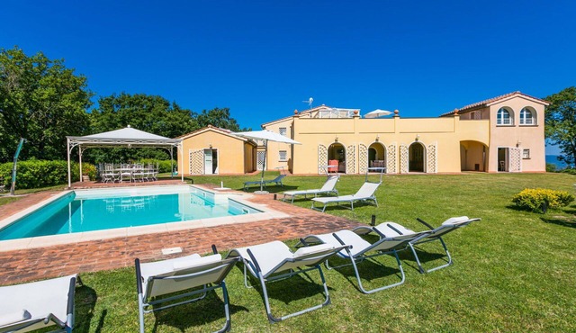 Stunning private villa with A/C, private pool, WIFI, TV, patio, pets allowed and panoramic view in Montecatini