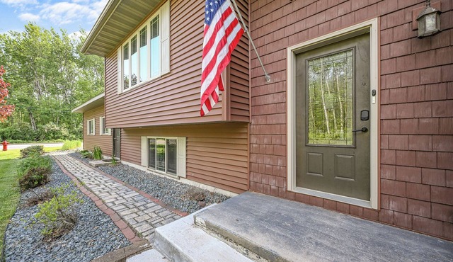 Stylish 2-Bedroom Upper-Townside Getaway I Firepit I Deck I Yard in Mosinee