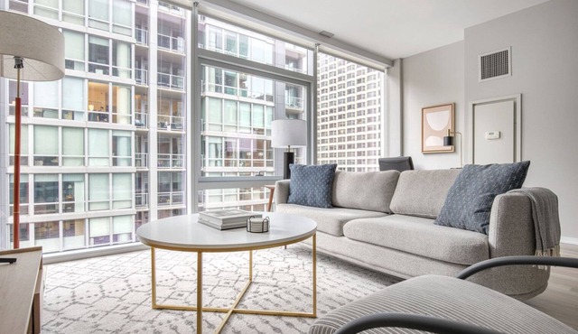 Stylish Streeterville 2BR w/Lounge & Pool, nr Riverwalk, by Blueground in Chicago
