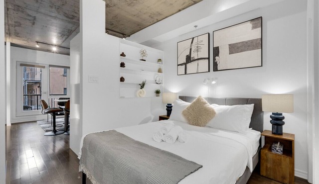 Suite 306 Downtown Montreal | W/Balcony, Queen Bed, Sofa Bed, Parking & 55` TV in Montréal
