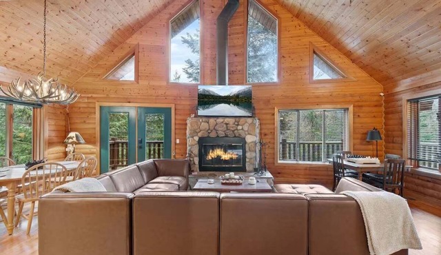 Summit Log Cabin With Hot Tub & Sauna in Snoqualmie Pass