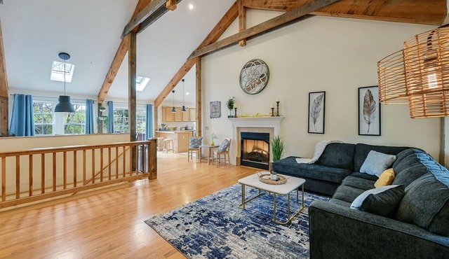 Sunshine Villa South Asheville by Airport, PingPong/Firepit - Pet Friendly! in Fletcher