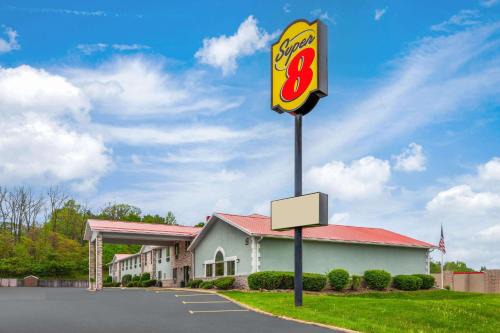 Super 8 by Wyndham Mt. Vernon in Mount Vernon