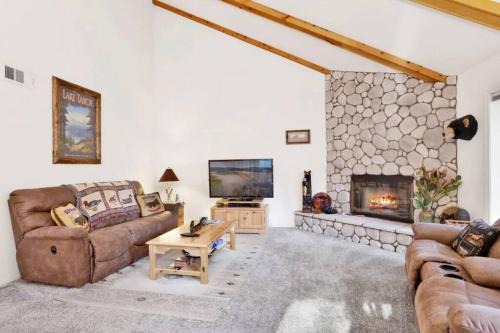 The Bear Meadows Townhome! Walk to Bear Mountain! in Big Bear Lake