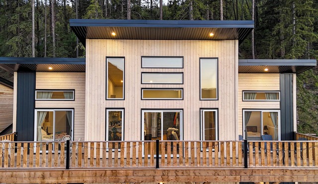 The Crowsnest Mountain Lodge, ski in ski out/bike in bike out in Blairmore