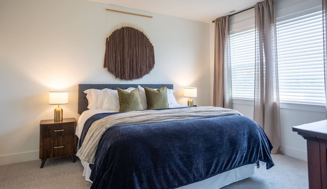 The Fairway Townhouse | Minutes from Golf Course | Sleeps Up To 7 in Eagle Point