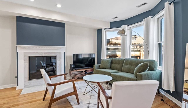 The Home Run: Modern 2BR Steps from Wrigley Field in Chicago