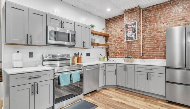 The Smith Victorian 2BR Brownstone Apartment in Springfield