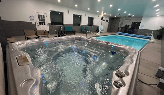 The Staycation With Indoor Pool & Hot Tub, Sleeps 16. in Kennewick