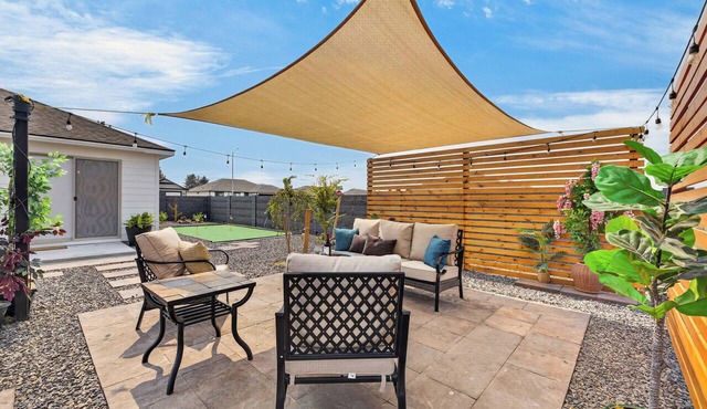 The Sunset Corner - 3Bed, 2 Bath & Fireplace Home in Pasco