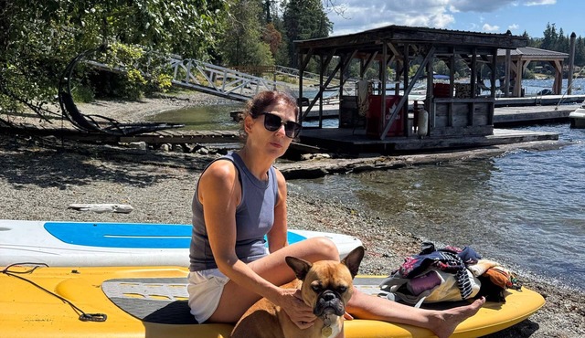 This waterfront tiny home. has all the amenities to make your stay memorable. in Youbou