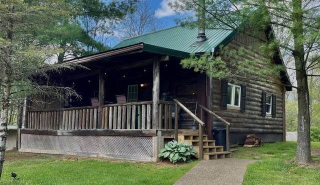 Timberline Cabins - The Wilmington Cabin - Hot tub, WiFi, Pets, Fireplace in Cambridge