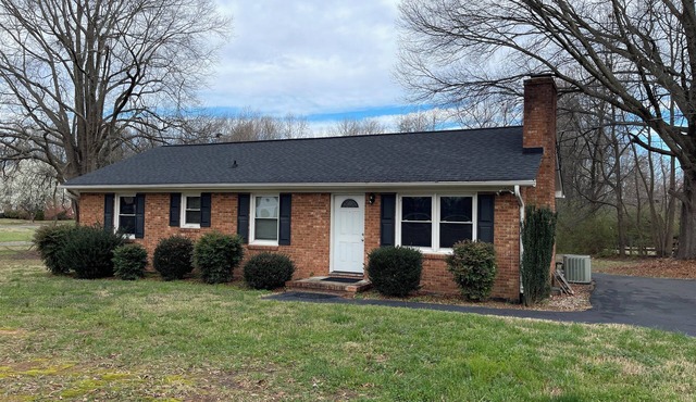 Tranquil 3-bedroom, 2 bath home in country setting on 1 acre lot. Easy access in Kernersville