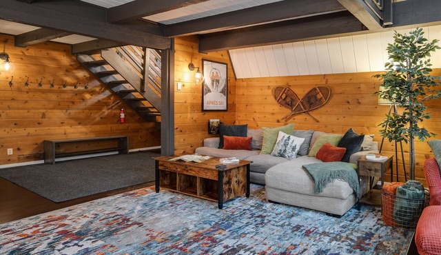 Tranquil modern hike + ski Breck cabin w/Fast WiFi, HotTub, FirePit, 2 Kitchens in Blue River