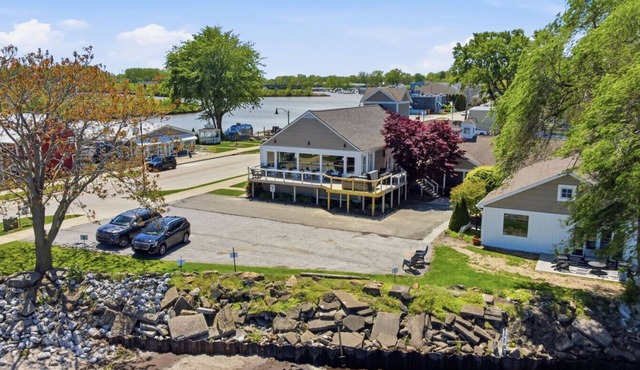 Ultimate Beach Home w/6 Bdrms-walk to everything! in Huron
