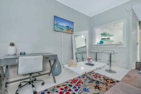 Ultra modern Palm Beach Island 1 bedroom 400 SF Pool view suite 2 blocks to beach with free parking! in Palm Beach