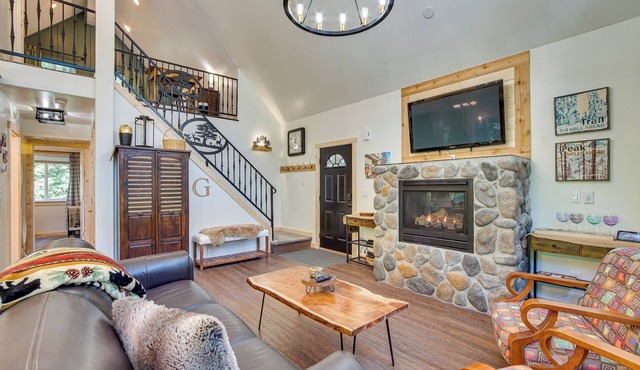 Unwind in Cle Elum: Hot Tub & Cozy Fireplace! in Cle Elum