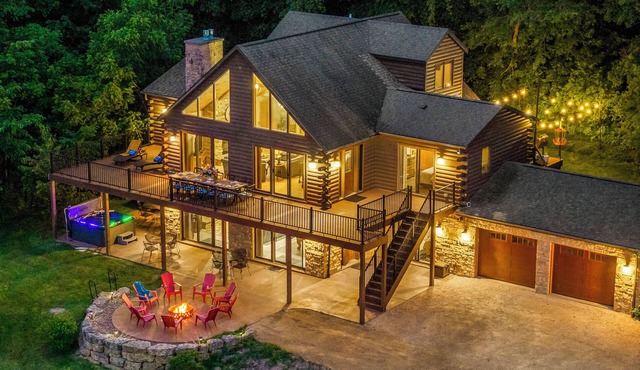 Upscale 5King Bed 5Bath w/Panoramic Views Cinema Hot Tub Fire Pit Pets Games in Galena