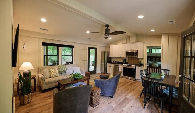 Valley Overlook, Peninsula, Ohio - Luxury Cabin adjoins National Park in Akron