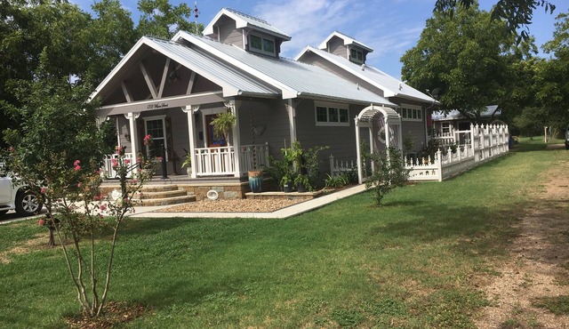Very unique Home, High end, Most people say the pictures do not due it justice in Bastrop