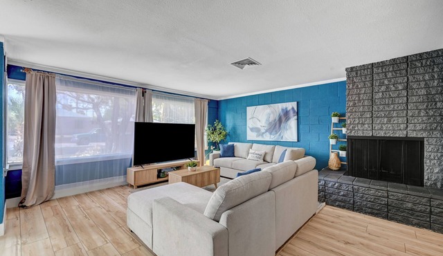 Vibrant Family Home With Pool in Henderson