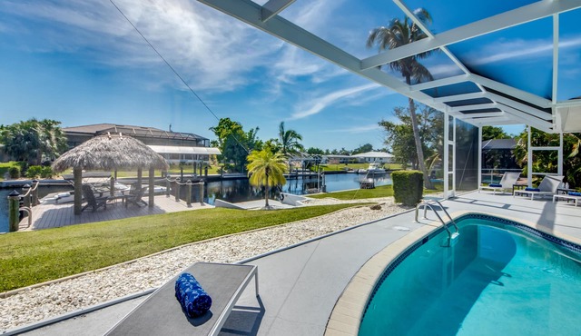 Villa Belle Isle - heated pool, south facing, cozy interior, close to river in Cape Coral