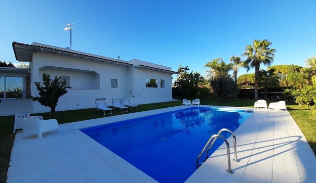 Villa Flavia, Mediterranean charm. Apartment, private pool at100 mt sea in Fontane Bianche