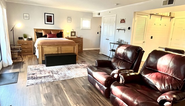 Villa Noir- 3 min from Mohegan Sun with fireplace, jacuzzi, sauna/pools, and spa in Norwich