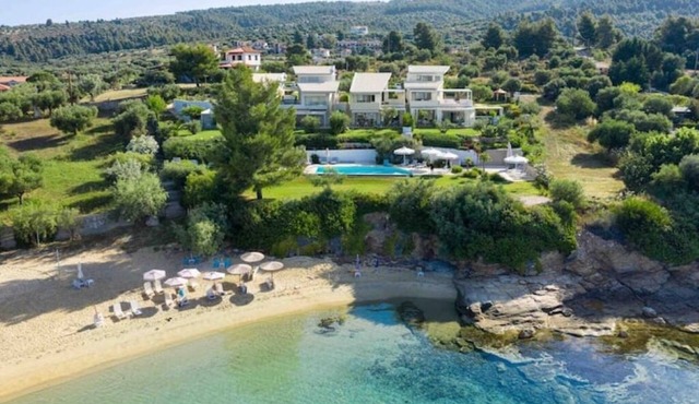 Villa Pathos: Beachfront Bliss with Pool & Panoramic Views/3 bdrs in Nikiti