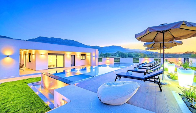 Villa Solaris with Heated Pool & Jacuzzi in Georgioupolis