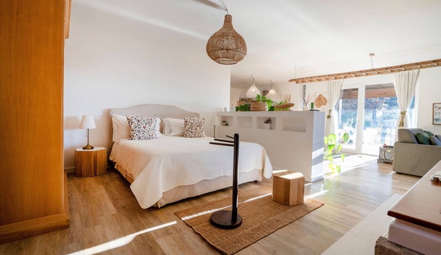 Villa 'Suite in Torto with Pool', Shared Pool, Wi-Fi & Air Conditioning in Monopoli