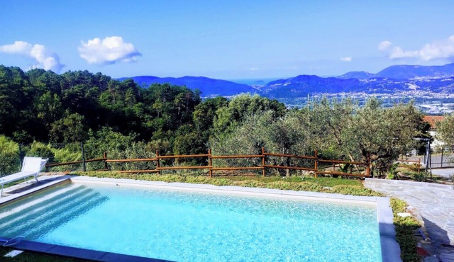 Villa Terrace Vert, 12 seats, Saltwater pool, A/C, gym, BBQ in Sarzana