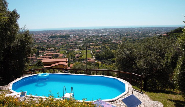 Villa with private pool, 5 minutes drive from the beach of Forte dei Marmi. in Ripa di Seravezza Lucca