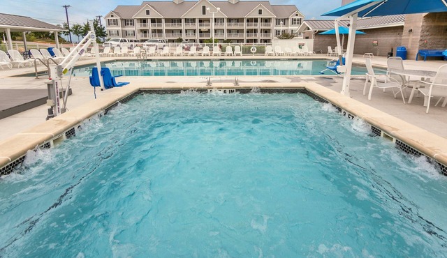 Villa with Access to 6 Pools | 18-Hole Mini-Golf in Canyon Lake