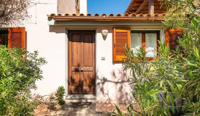 Villetta Agave is located in the lush setting of Baia delle Mimose in northern Sardinia, just a few kilometres from Badesi and Valledoria. It overlooks one of the island's most charming coastlines and is just 200 metres from the s in Pirotto Li Frati