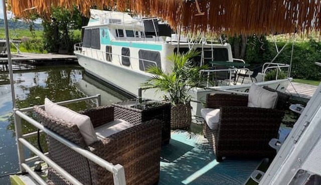 Vintage "Minnow for 2" Houseboat in Sabula
