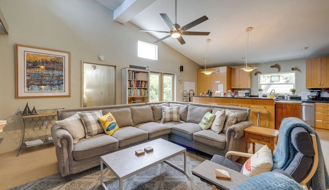 Walk to Seaside Beach! House w/Hot Tub & Deck in Seaside